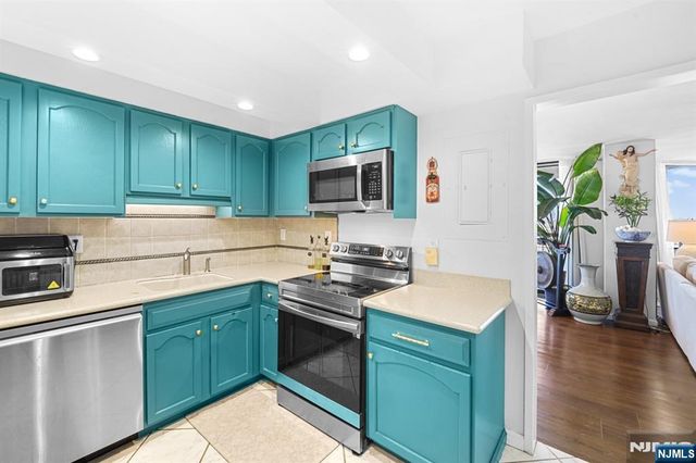 2005 Harmon Cove Tower, Secaucus, NJ 07094