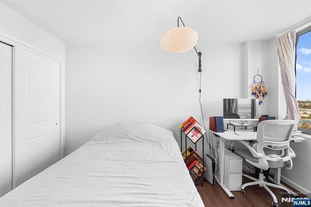 2005 Harmon Cove Tower, Secaucus, NJ 07094