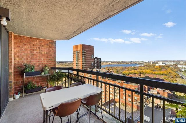 2005 Harmon Cove Tower, Secaucus, NJ 07094