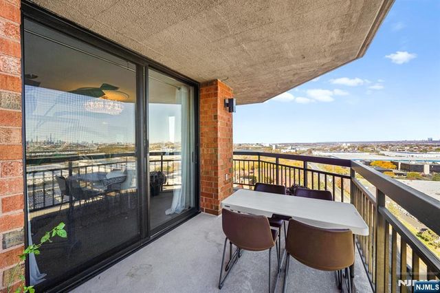 2005 Harmon Cove Tower, Secaucus, NJ 07094