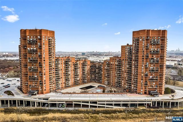 2005 Harmon Cove Tower, Secaucus, NJ 07094