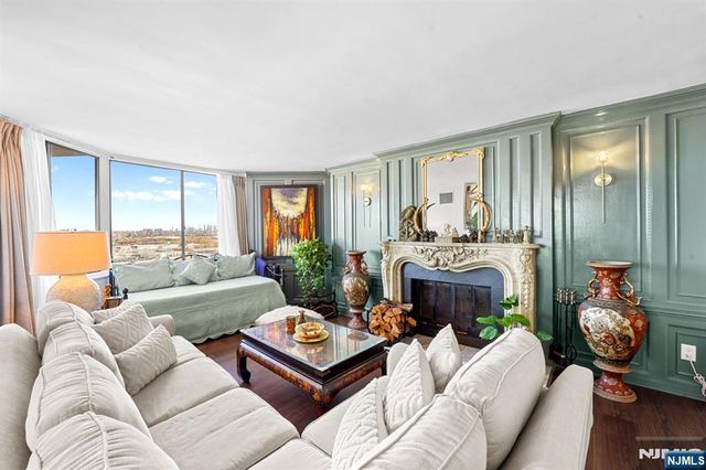 2005 Harmon Cove Tower, Secaucus, NJ 07094