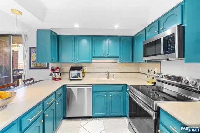 2005 Harmon Cove Tower, Secaucus, NJ 07094