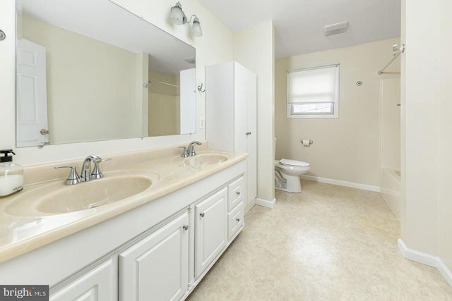 44 S MARKET ST, Gibbstown, NJ 08027