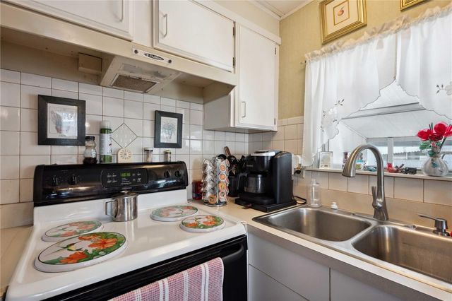 37827 MISSION HILLS AVENUE, Zephyrhills, FL 33541