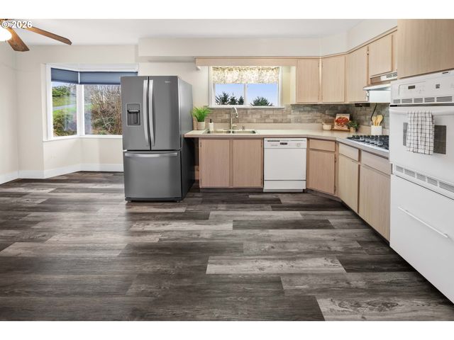 374 W LEXINGTON Ave, Astoria, OR 97103