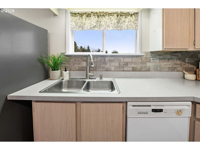 374 W LEXINGTON Ave, Astoria, OR 97103