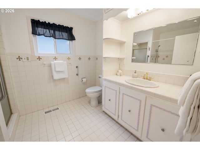 374 W LEXINGTON Ave, Astoria, OR 97103