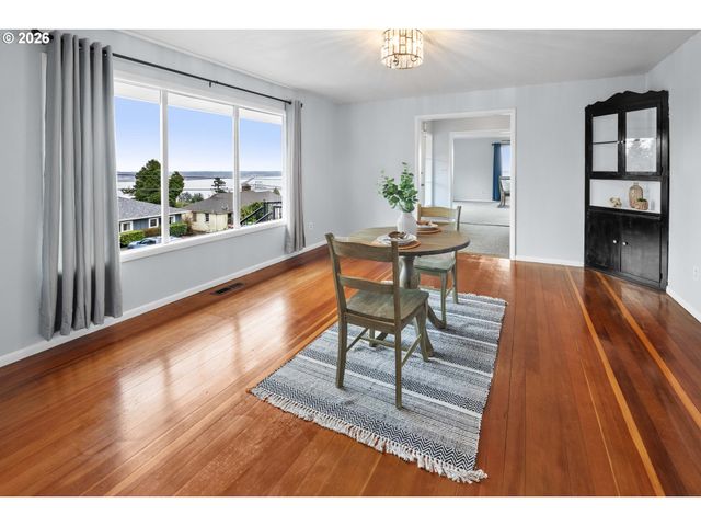 374 W LEXINGTON Ave, Astoria, OR 97103