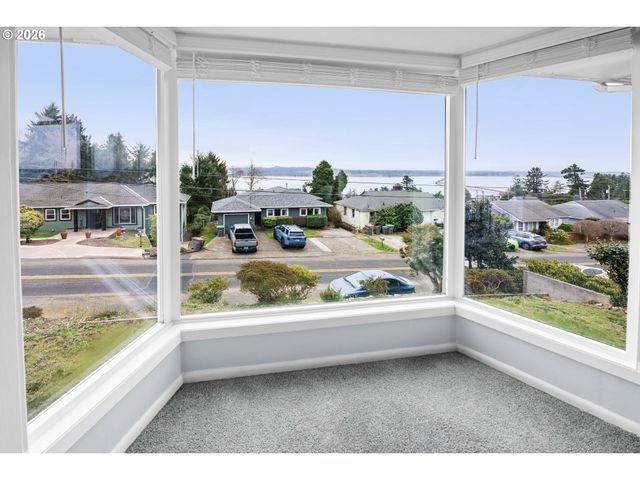 374 W LEXINGTON Ave, Astoria, OR 97103