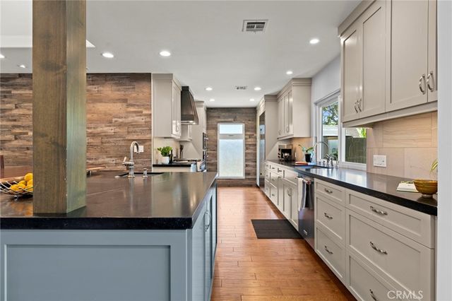 5581 E Lonna Linda Drive, Long Beach, CA 90815