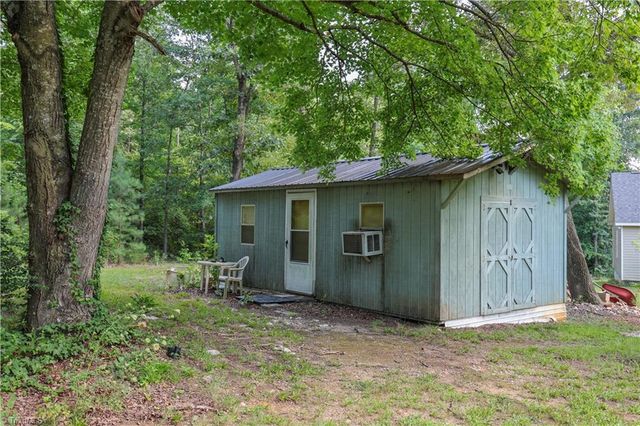 2311 Chrisco Road W, Seagrove, NC 27341