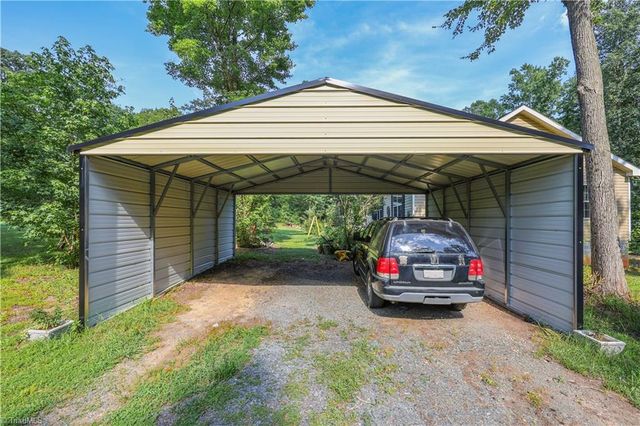 2311 Chrisco Road W, Seagrove, NC 27341