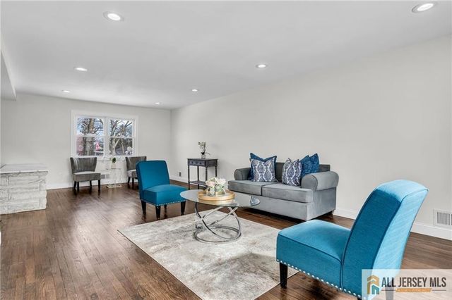 27 Sheppard Place, Edison, NJ 08817