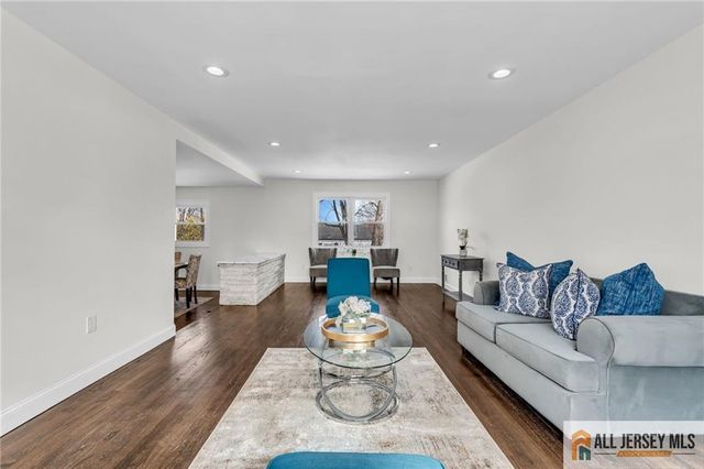 27 Sheppard Place, Edison, NJ 08817