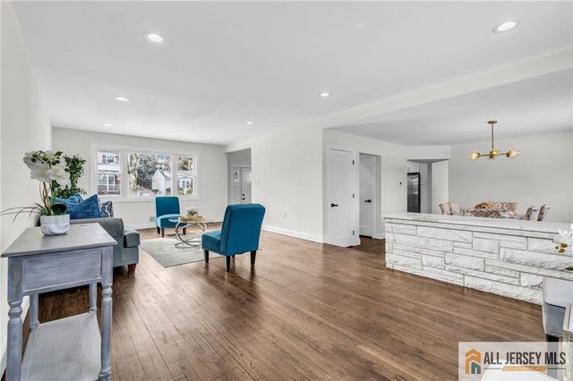 27 Sheppard Place, Edison, NJ 08817