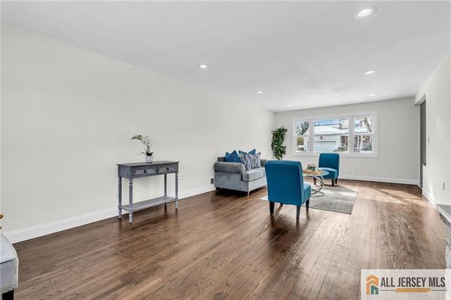27 Sheppard Place, Edison, NJ 08817
