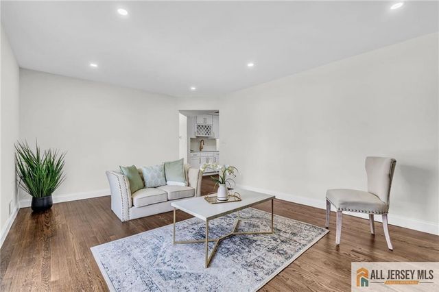 27 Sheppard Place, Edison, NJ 08817