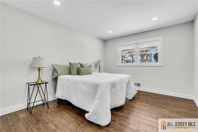 27 Sheppard Place, Edison, NJ 08817