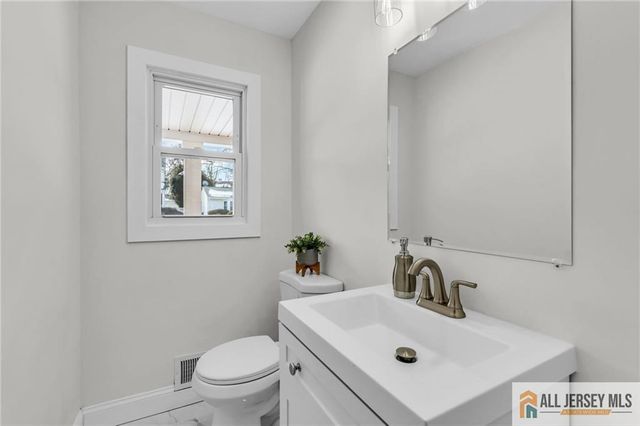 27 Sheppard Place, Edison, NJ 08817