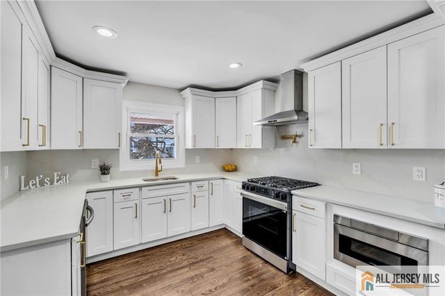 27 Sheppard Place, Edison, NJ 08817