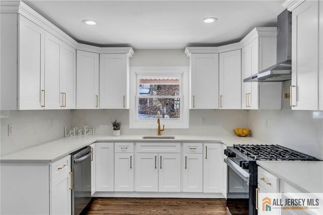 27 Sheppard Place, Edison, NJ 08817
