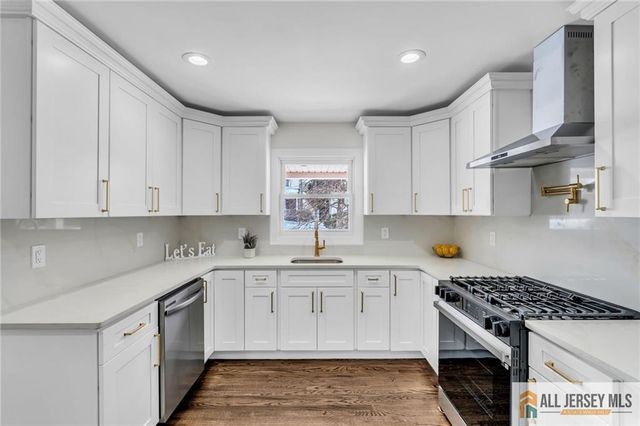 27 Sheppard Place, Edison, NJ 08817
