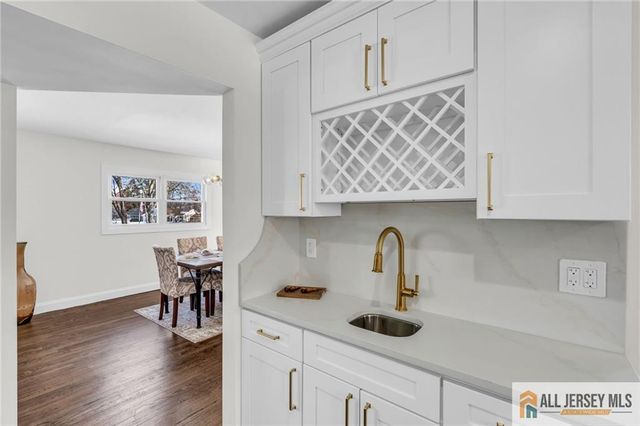 27 Sheppard Place, Edison, NJ 08817