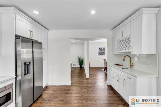 27 Sheppard Place, Edison, NJ 08817