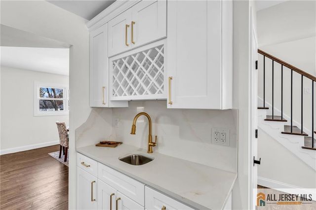 27 Sheppard Place, Edison, NJ 08817