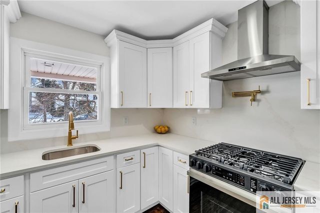 27 Sheppard Place, Edison, NJ 08817