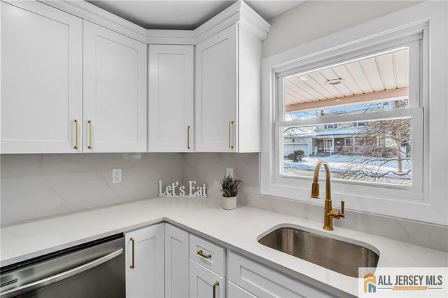 27 Sheppard Place, Edison, NJ 08817