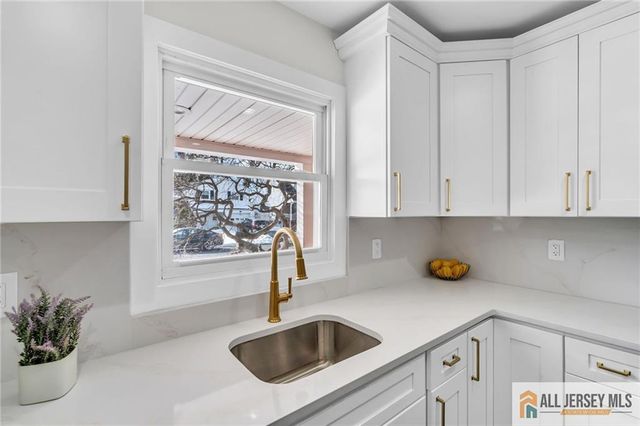 27 Sheppard Place, Edison, NJ 08817