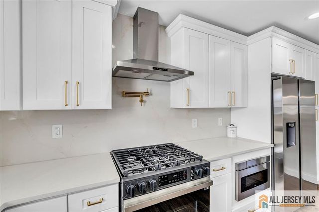 27 Sheppard Place, Edison, NJ 08817