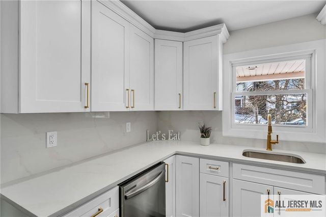 27 Sheppard Place, Edison, NJ 08817
