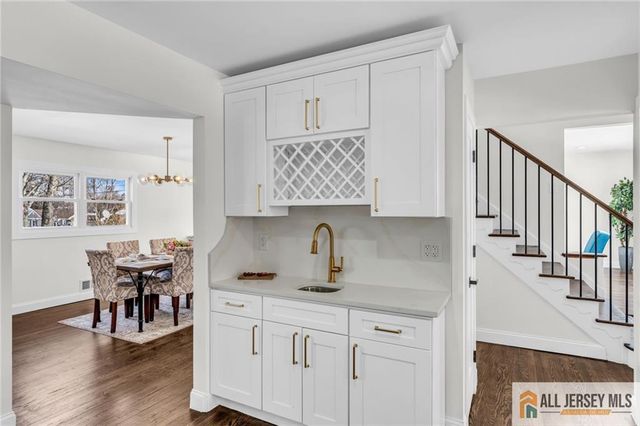 27 Sheppard Place, Edison, NJ 08817