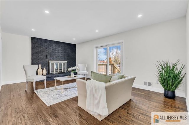27 Sheppard Place, Edison, NJ 08817