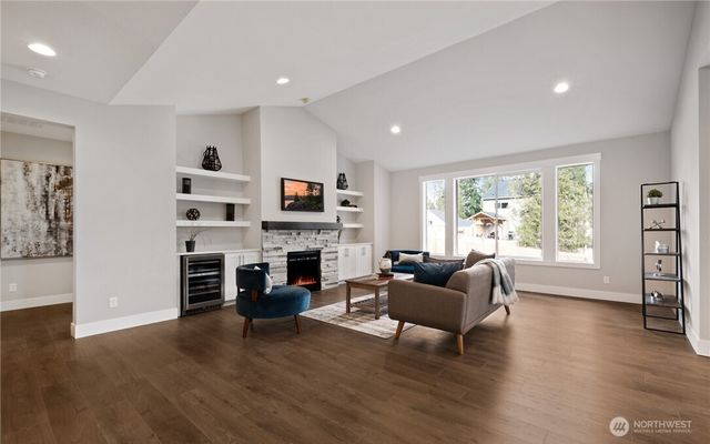 8831 27th St E, Edgewood, WA 98371