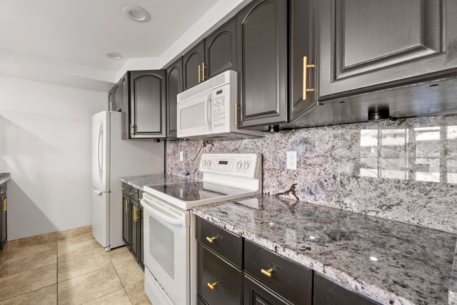 216 Old Meadow Way, Palm Beach Gardens, FL 33418