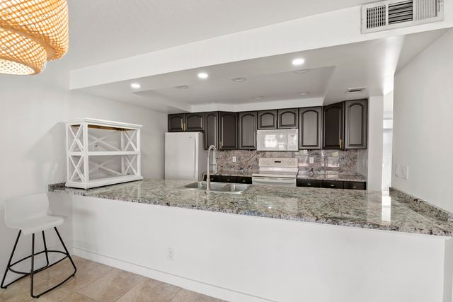 216 Old Meadow Way, Palm Beach Gardens, FL 33418