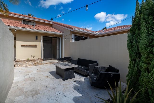 216 Old Meadow Way, Palm Beach Gardens, FL 33418