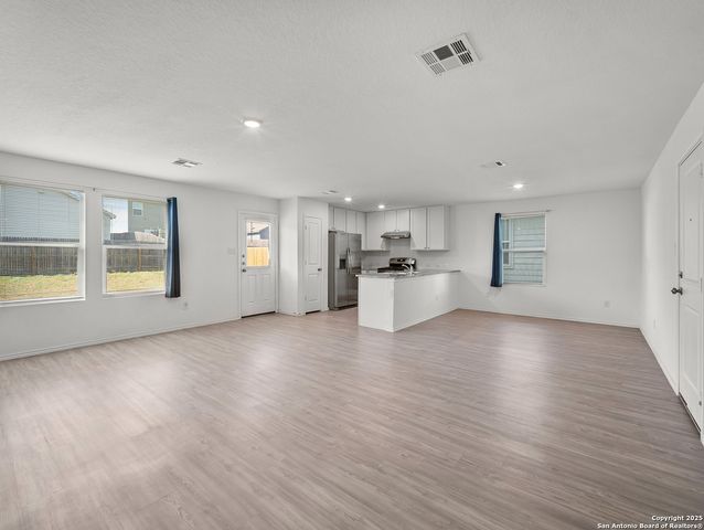 8842 Barrow Path, Converse, TX 78109