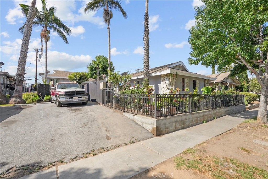 Image 24 of property listing at 741 W 18th, Costa Mesa, CA 92627