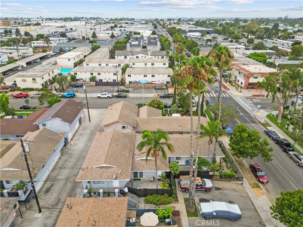 Image 4 of property listing at 741 W 18th, Costa Mesa, CA 92627