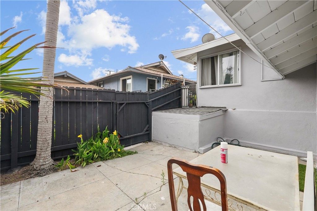 Image 5 of property listing at 741 W 18th, Costa Mesa, CA 92627