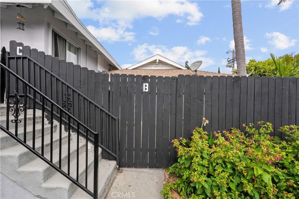 Image 7 of property listing at 741 W 18th, Costa Mesa, CA 92627