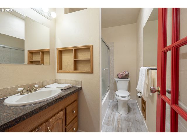 2727 GATEWAY St 27, Springfield, OR 97477