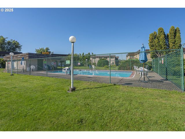 2727 GATEWAY St 27, Springfield, OR 97477