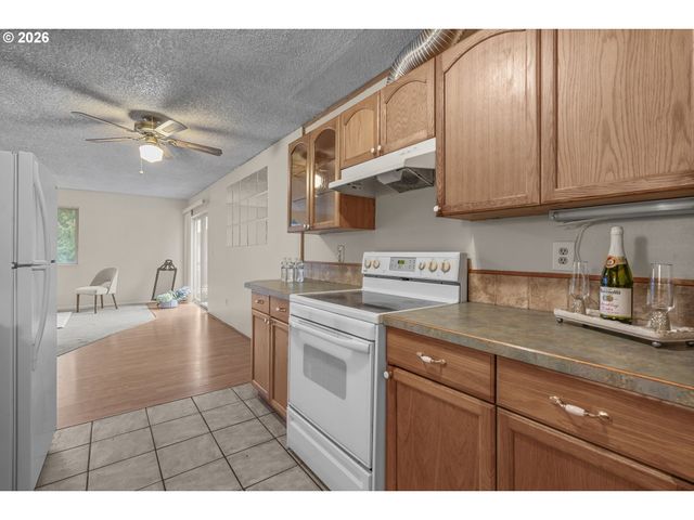 2727 GATEWAY St 27, Springfield, OR 97477