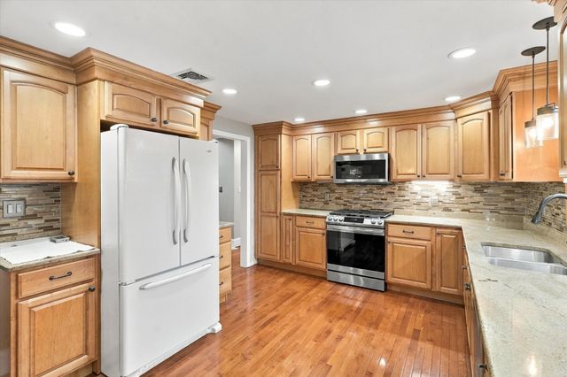 11 Yellow Brick Road, Haverhill, MA 01835